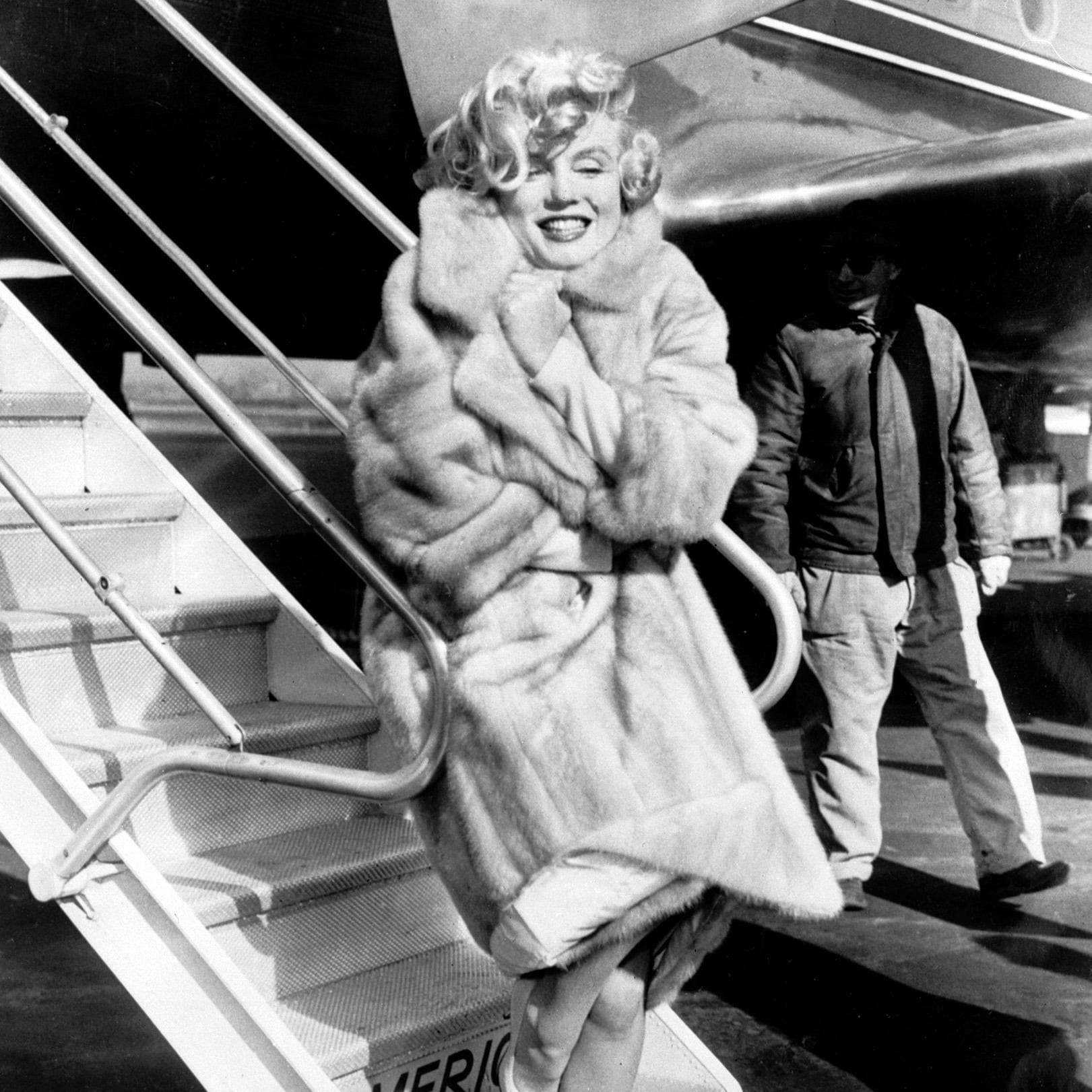 Marilyn arriving AT MIDWAY AIRPORT in chicago // march 1959